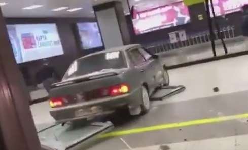 Лучшее Ютуб видео 23.12.16: пьяный лихач на "Ладе-2115" протаранил терминал аэропорта Казани
