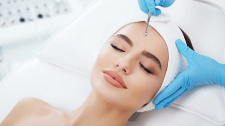 Механическая чистка лица: преимущества и недостатки, особенности ухода за кожей, метод проведения процедуры